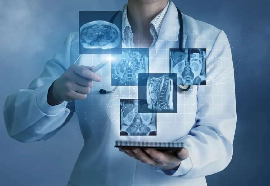 Médico com tablet exibindo exames de diagnóstico de imagem