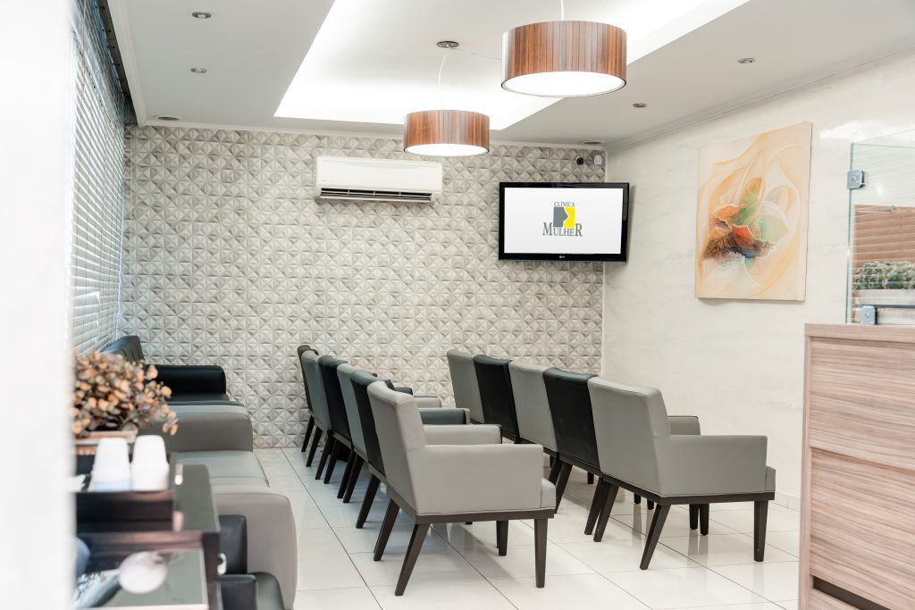 Interior elegante da Clínica Mulher com sala de espera moderna